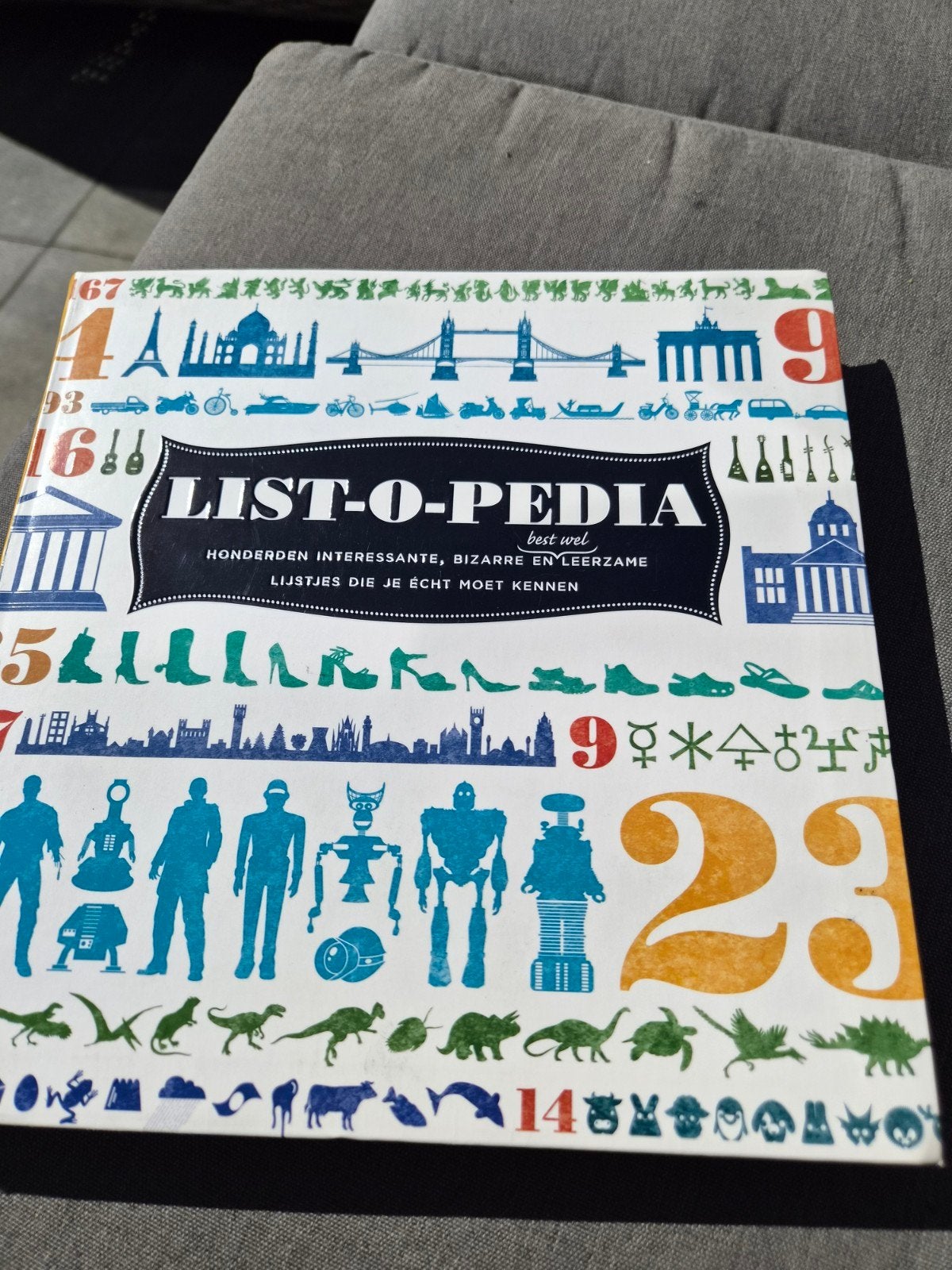 List-O-Pedia: Honderden interessante, bizarre en leerzame, Ophalen of Verzenden, Zo goed als nieuw, Terra Lannoo, Europa overig