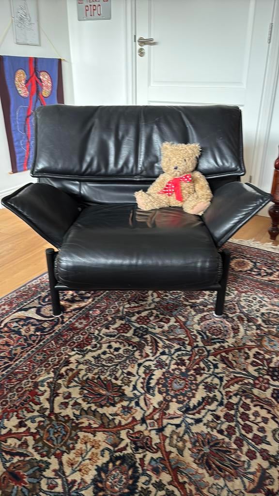 Zwart lederen Relax stoel van Cassina, Huis en Inrichting, Fauteuils, Gebruikt, Leer, Ophalen of Verzenden, 75 tot 100 cm