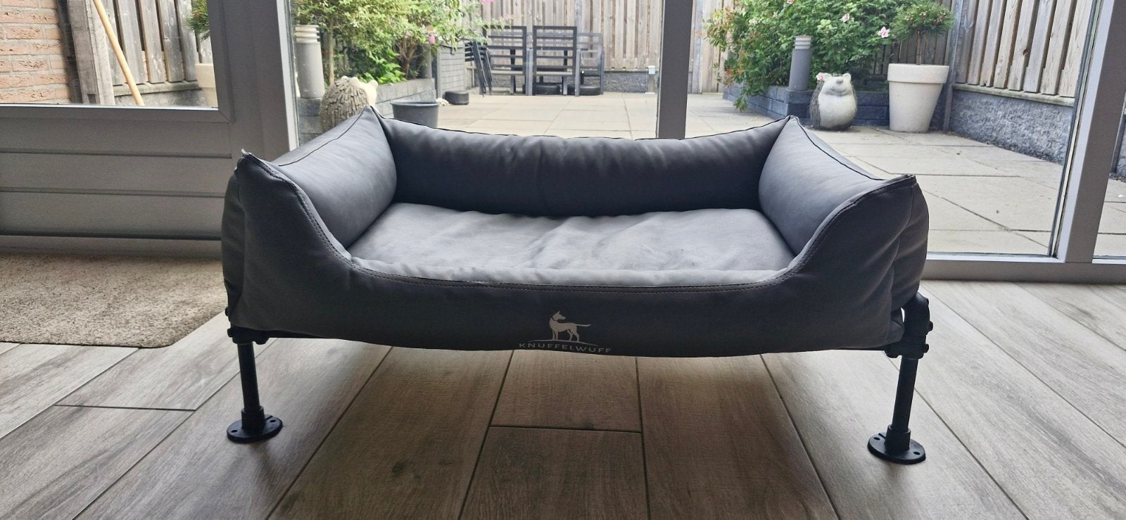 hondenbed/hondenmand met zelfgemaakt onderstel, Dieren en Toebehoren, Ophalen, Zo goed als nieuw, Leer