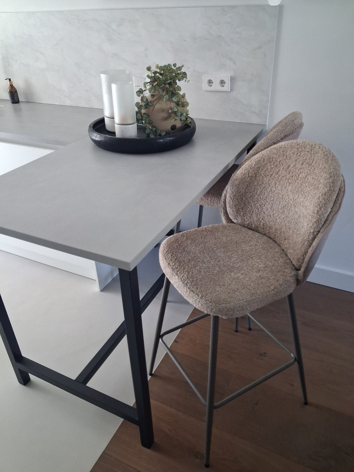 Set van 2 moderne barkrukken met teddy stof NIEUW, Ophalen, Met voetsteun, Nieuw, 90 cm of meer