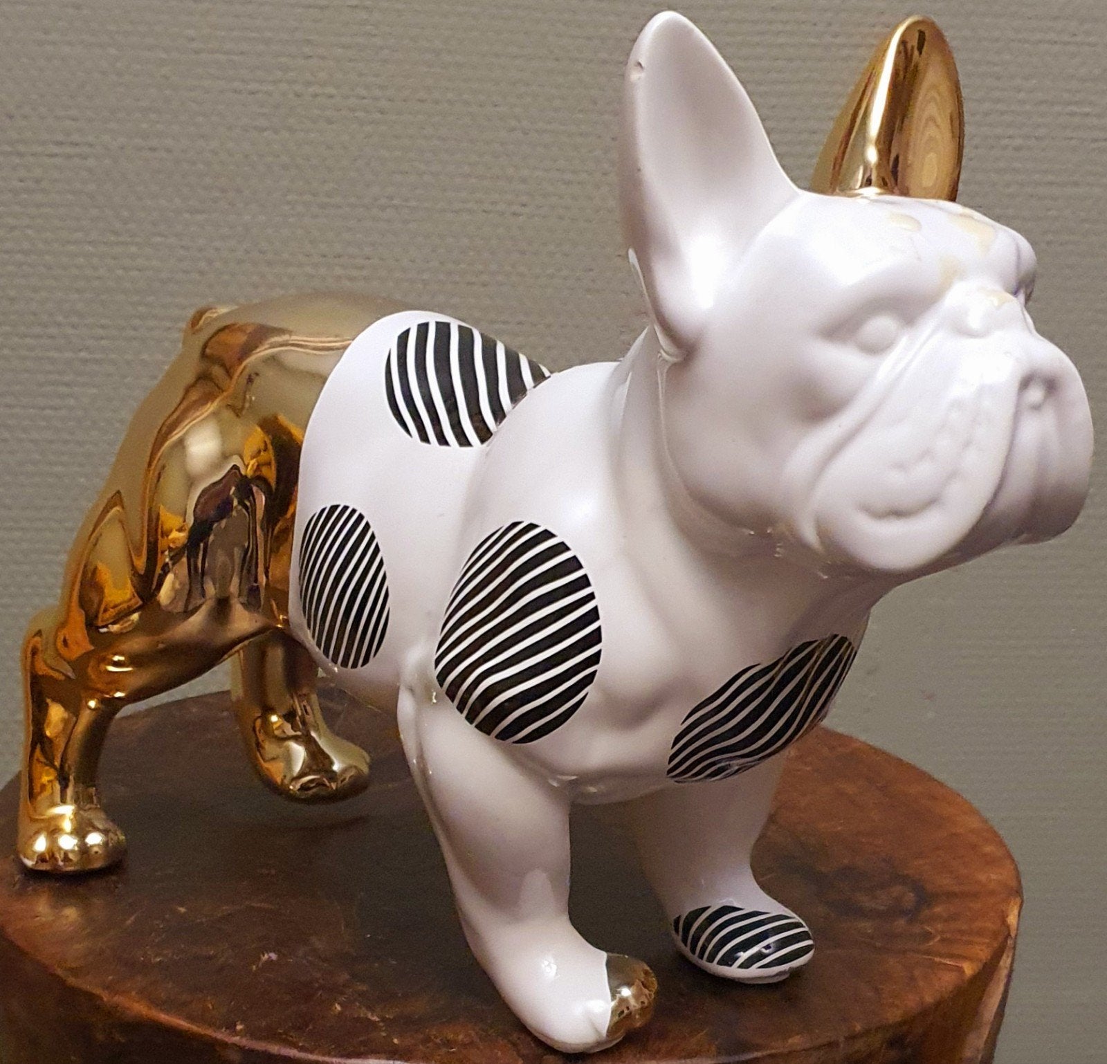beeld van een stoere hond design met goud en zwart 36 cm, Ophalen of Verzenden, Zo goed als nieuw, Dier
