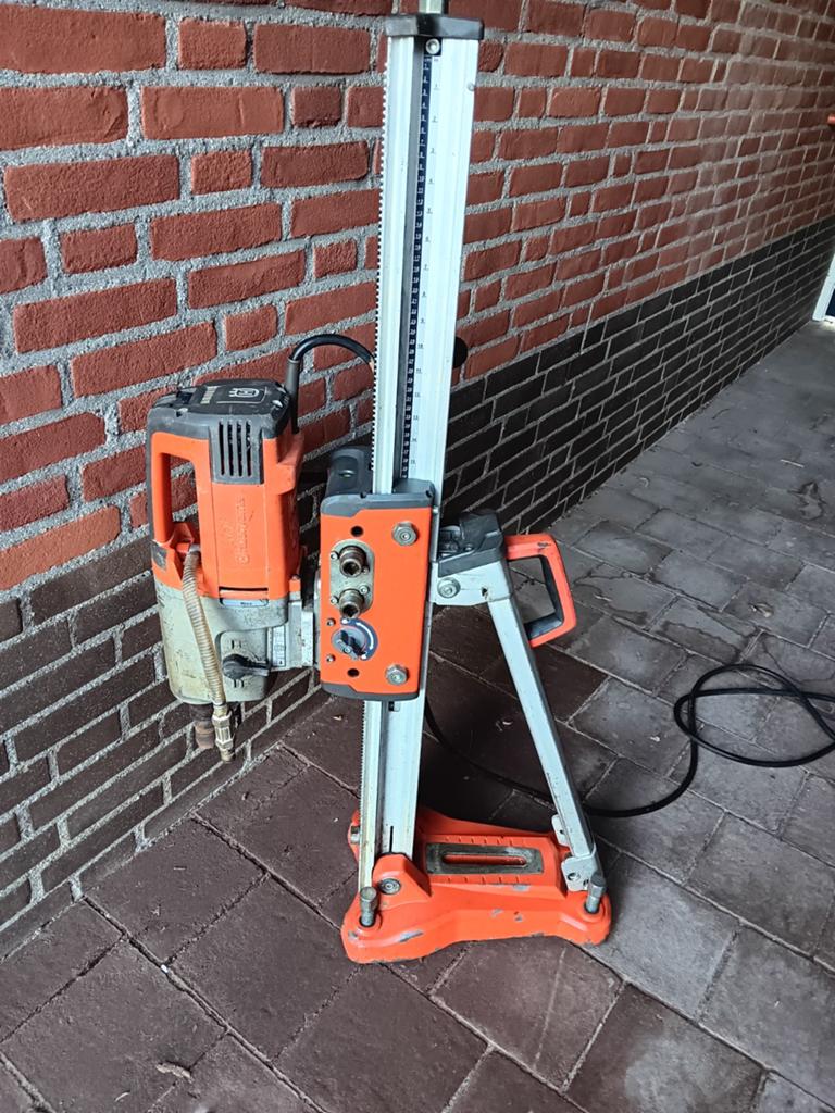 Husqvarna DM340 diamantboormachine op DS450 statief, Ophalen, Gebruikt