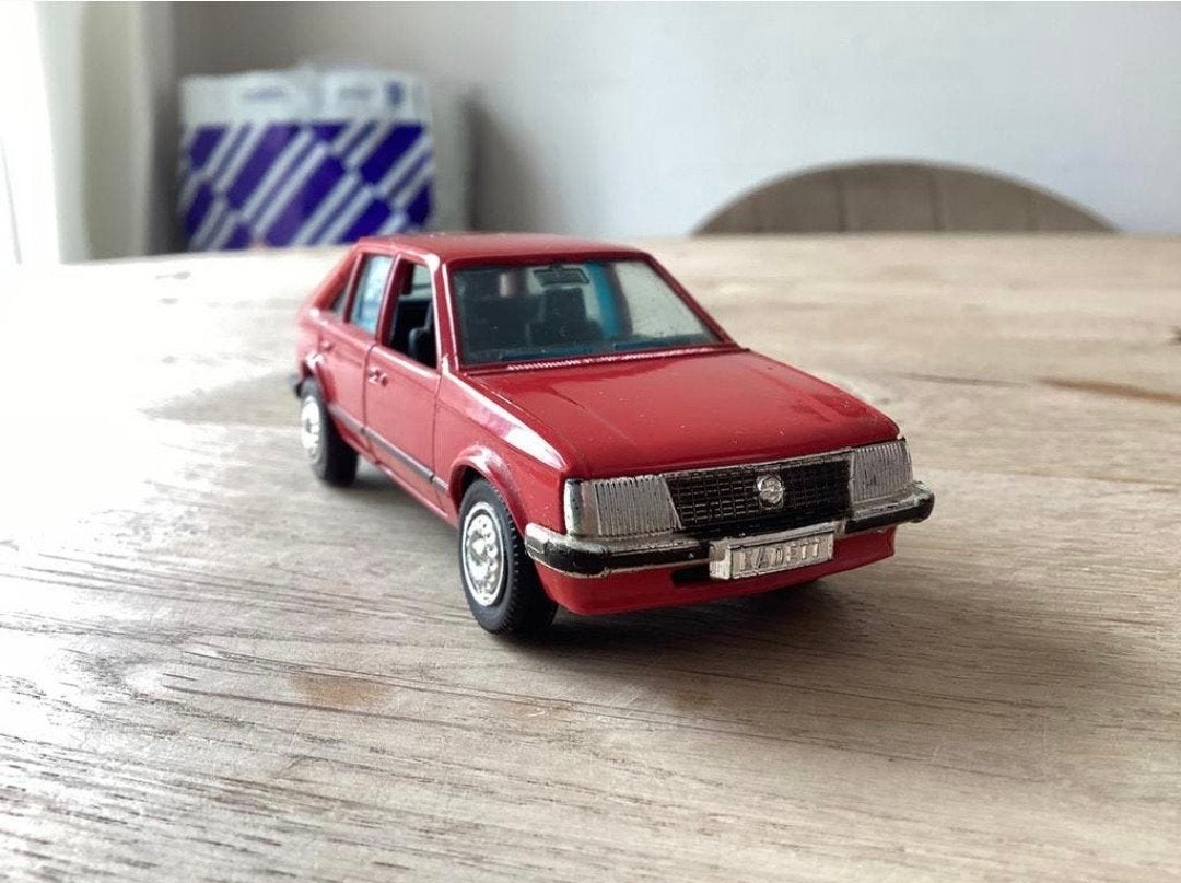 GAMA Mini Opel Kadett 5-deurs hatchback 1:43 nr. 890, Hobby en Vrije tijd, Modelauto's | 1:43, Ophalen of Verzenden, Zo goed als nieuw
