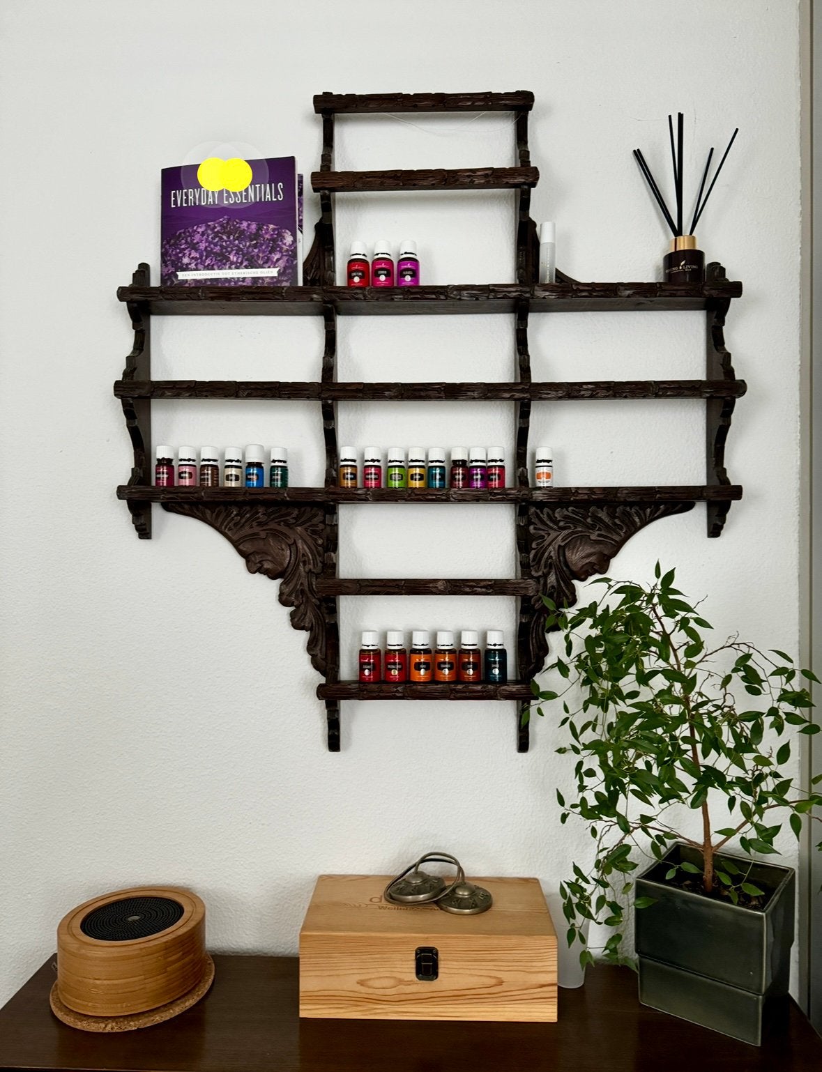 Vintage houten wandrek Indiaan shamaan bloemen kruiden olie, Ophalen, Zo goed als nieuw