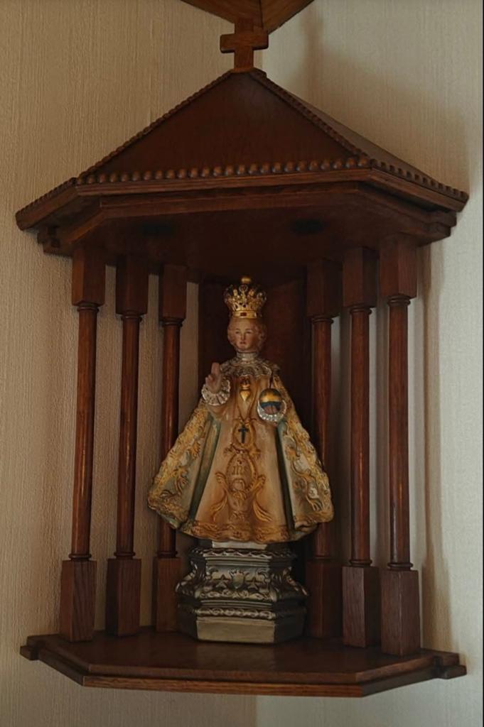 Gebrandschilderd porseleinen Kindje Jezus van Praag, Antiek en Kunst, Ophalen of Verzenden