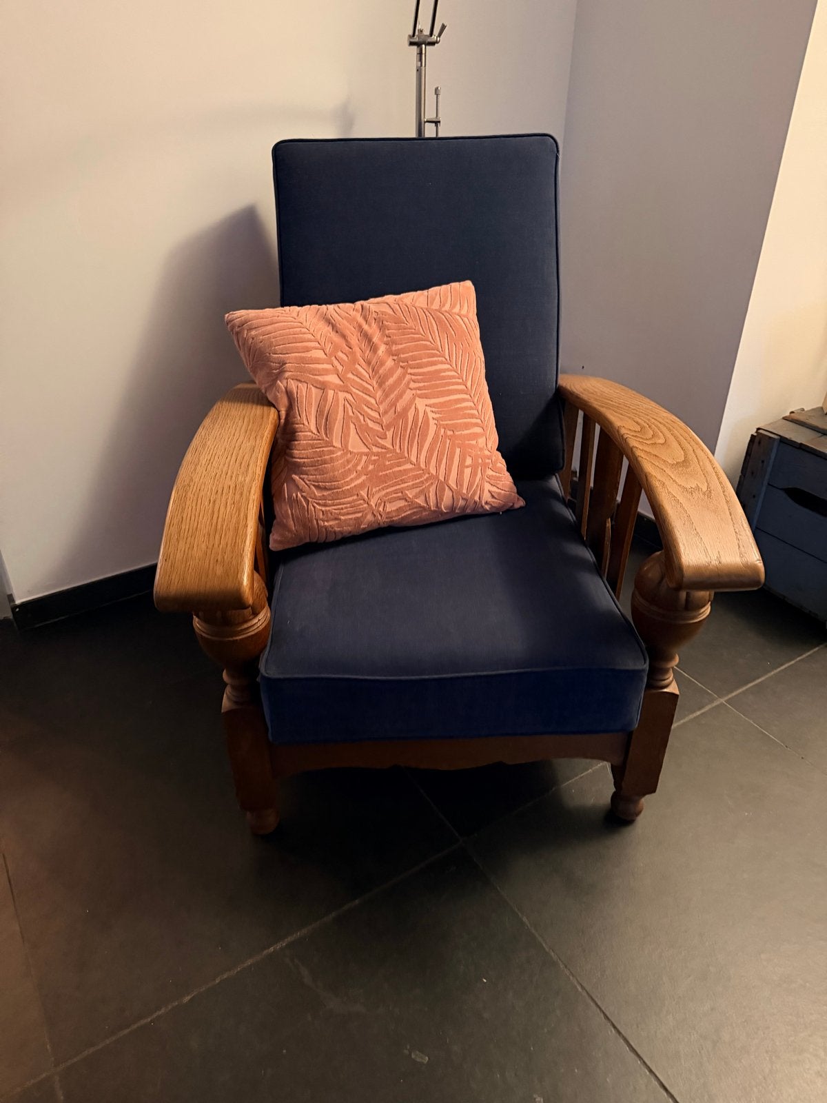 Oude rokerstoel met nieuwe jeansblauwe bekleding, Ophalen