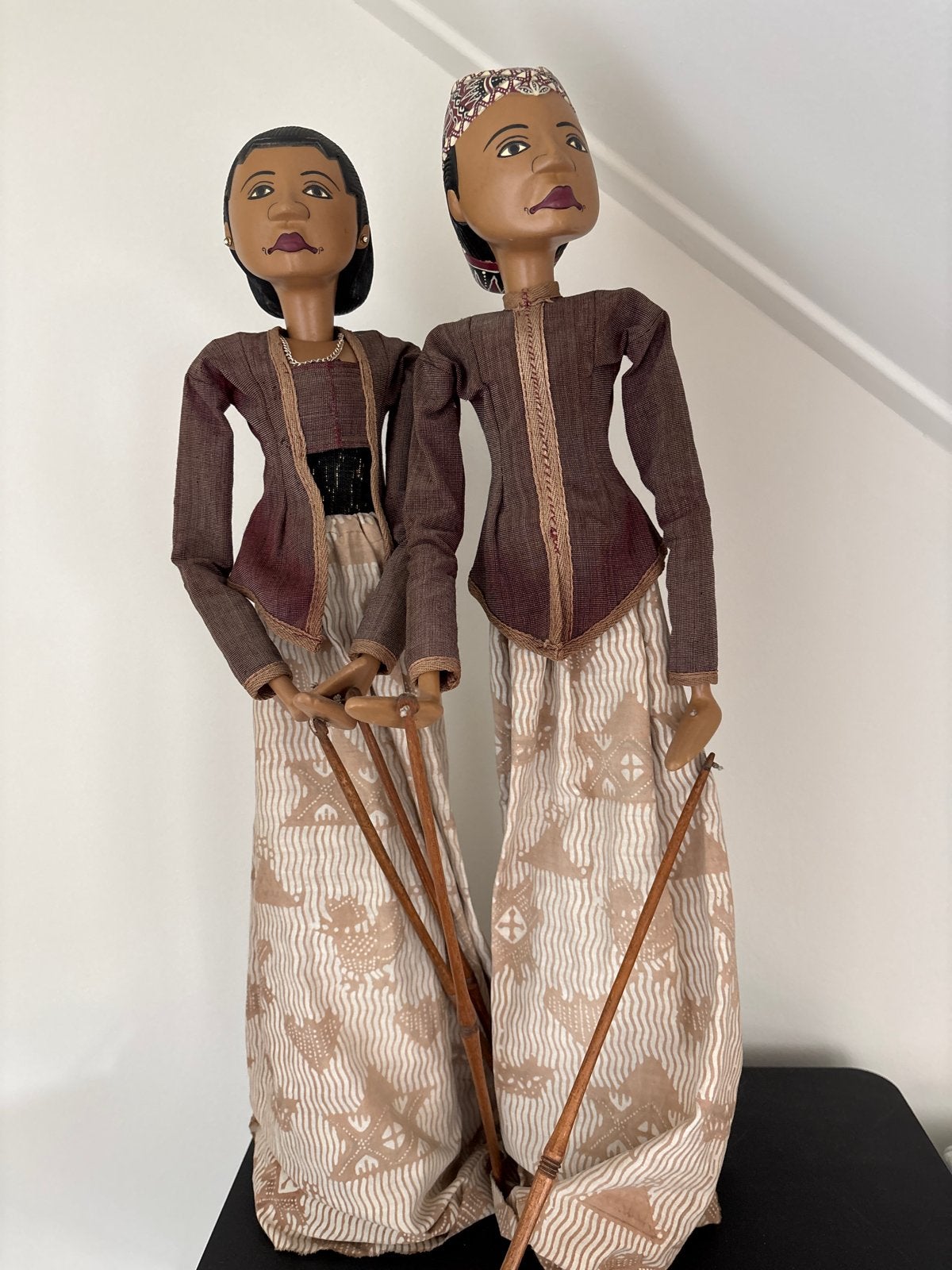 Set van 2 Indonesische Wayang Golek poppen, Groep mensen, Beeld, Hout, Bruin