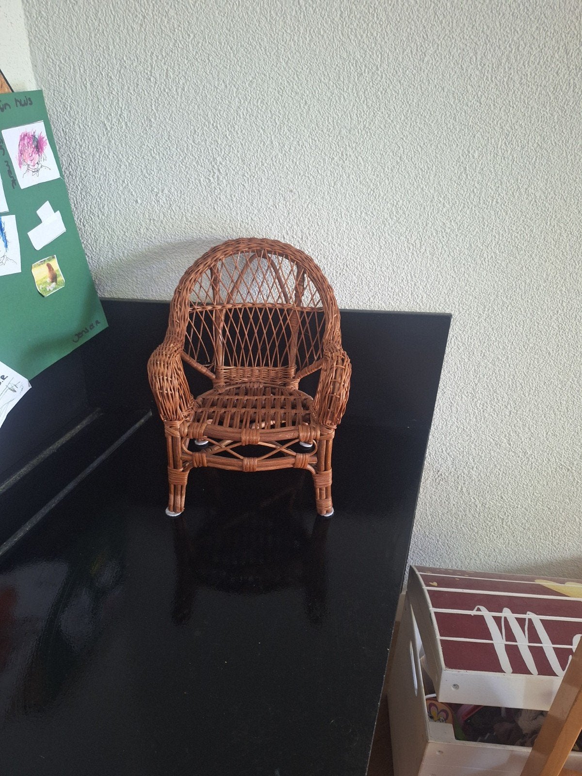 Miniatuur rotan stoel voor poppen of decoratie, Ophalen of Verzenden, Zo goed als nieuw, Accessoires