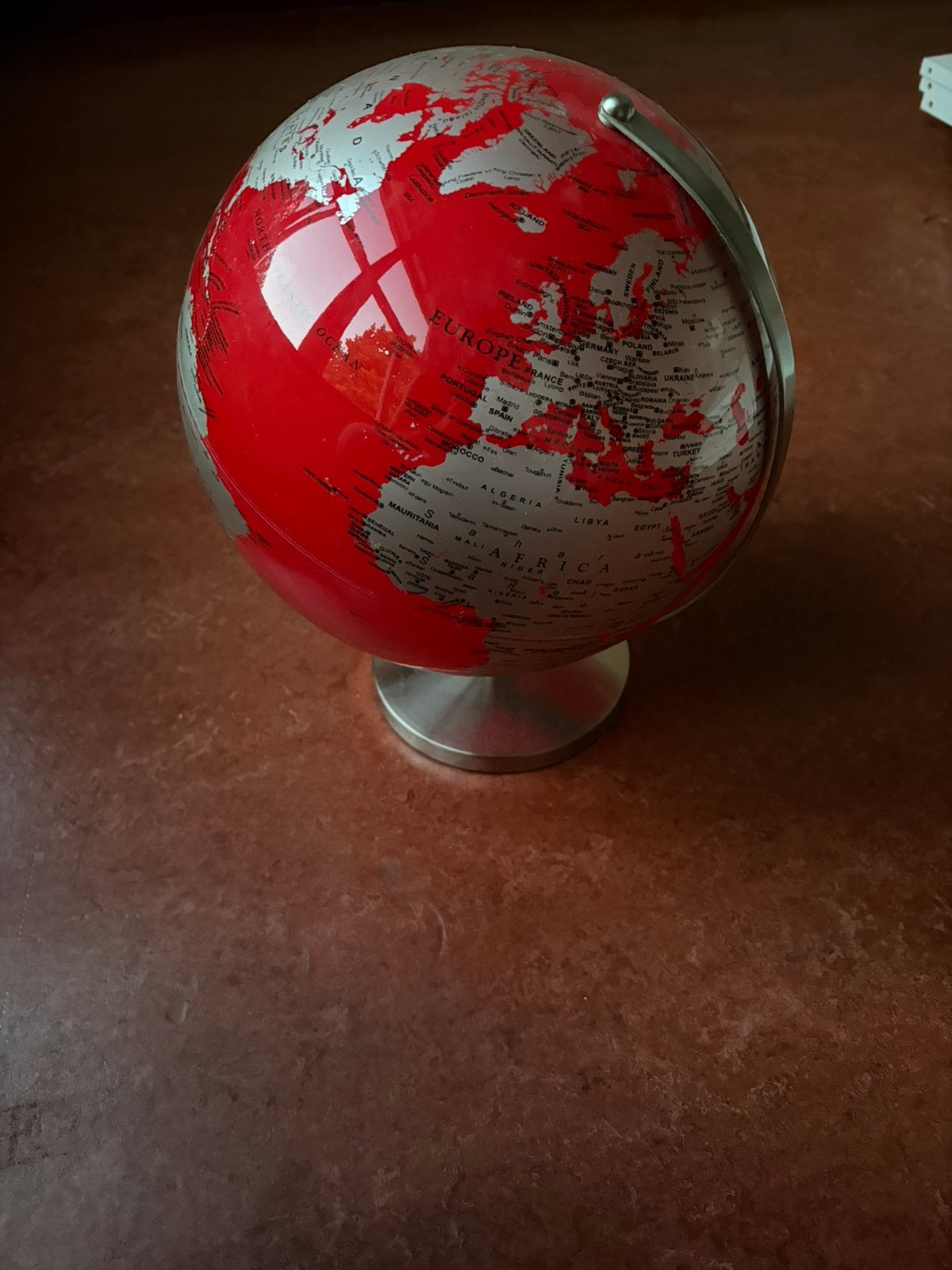 Wereldbol rood/zilver 37cm, Ophalen, Zo goed als nieuw