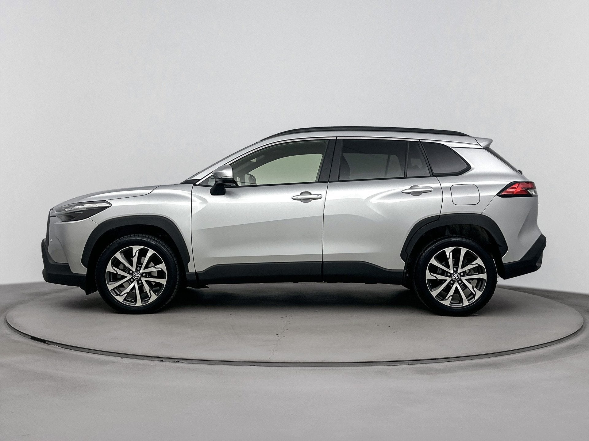 Toyota Corolla Cross Hybrid 140 Dynamic | Stoel -/ Stuur Ver, 12 maanden, Stof, Gebruikt, 750 kg