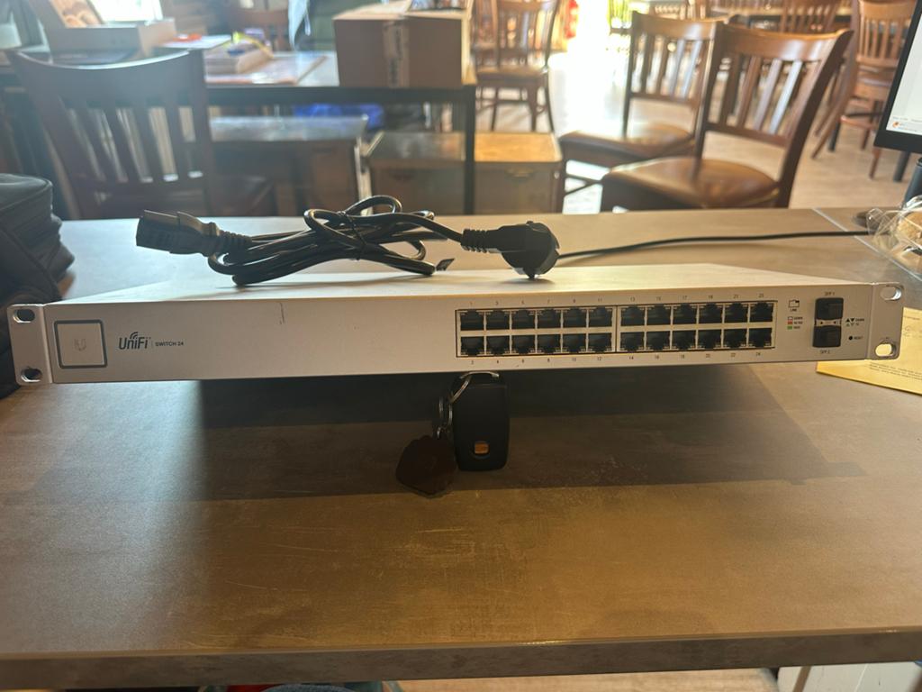 Ubiquiti UniFi Switch 24 (US-24) - Managed Gigabit Switch, Ophalen of Verzenden, Gebruikt
