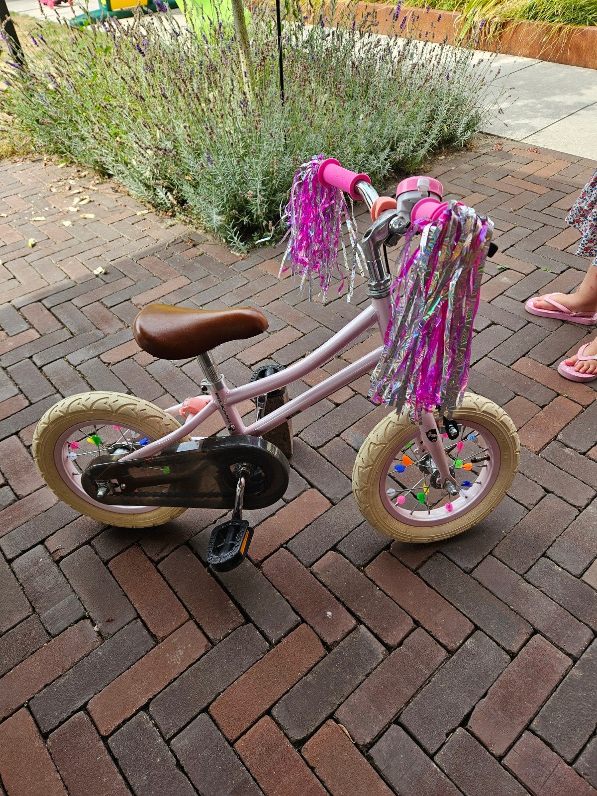 Roze kinderfiets Pelikaan met slingers en bel, Ophalen, Gebruikt, Velgrem, Minder dan 16 inch