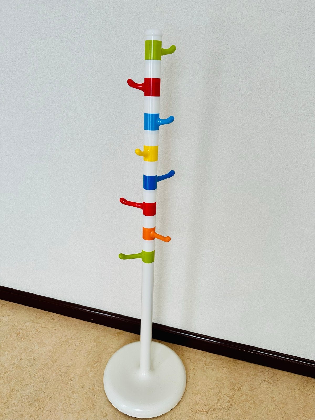 Kleurrijke staande kapstok voor kinderen (Ikea Krokig), Ophalen, Kunststof, Gebruikt, 100 tot 150 cm