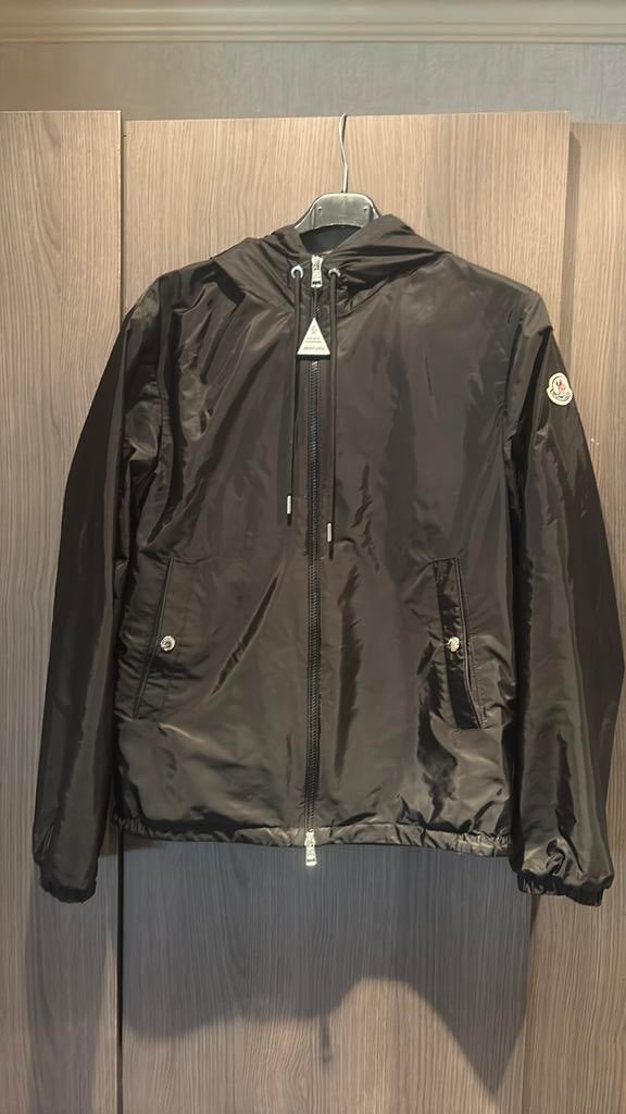 Moncler Zwarte Jas met Capuchon - Zo Goed als Nieuw, Ophalen of Verzenden, Nieuw, Zwart