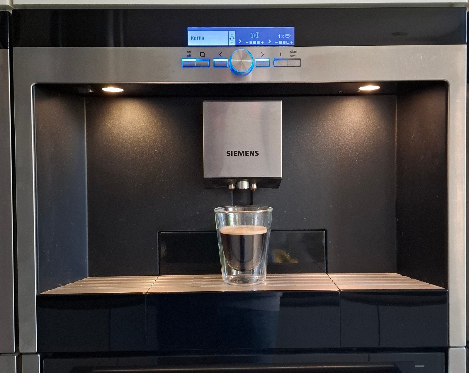 Siemens inbouw koffiemachine TK76K572 - Heerlijke koffie, Ophalen, Afneembaar waterreservoir, Gebruikt, 10 kopjes of meer