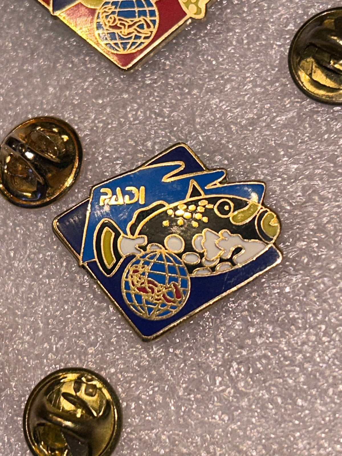 PADI Duik Pin - Vis met Wereldbol, Ophalen of Verzenden, Gebruikt, Dier of Natuur, Speldje of Pin