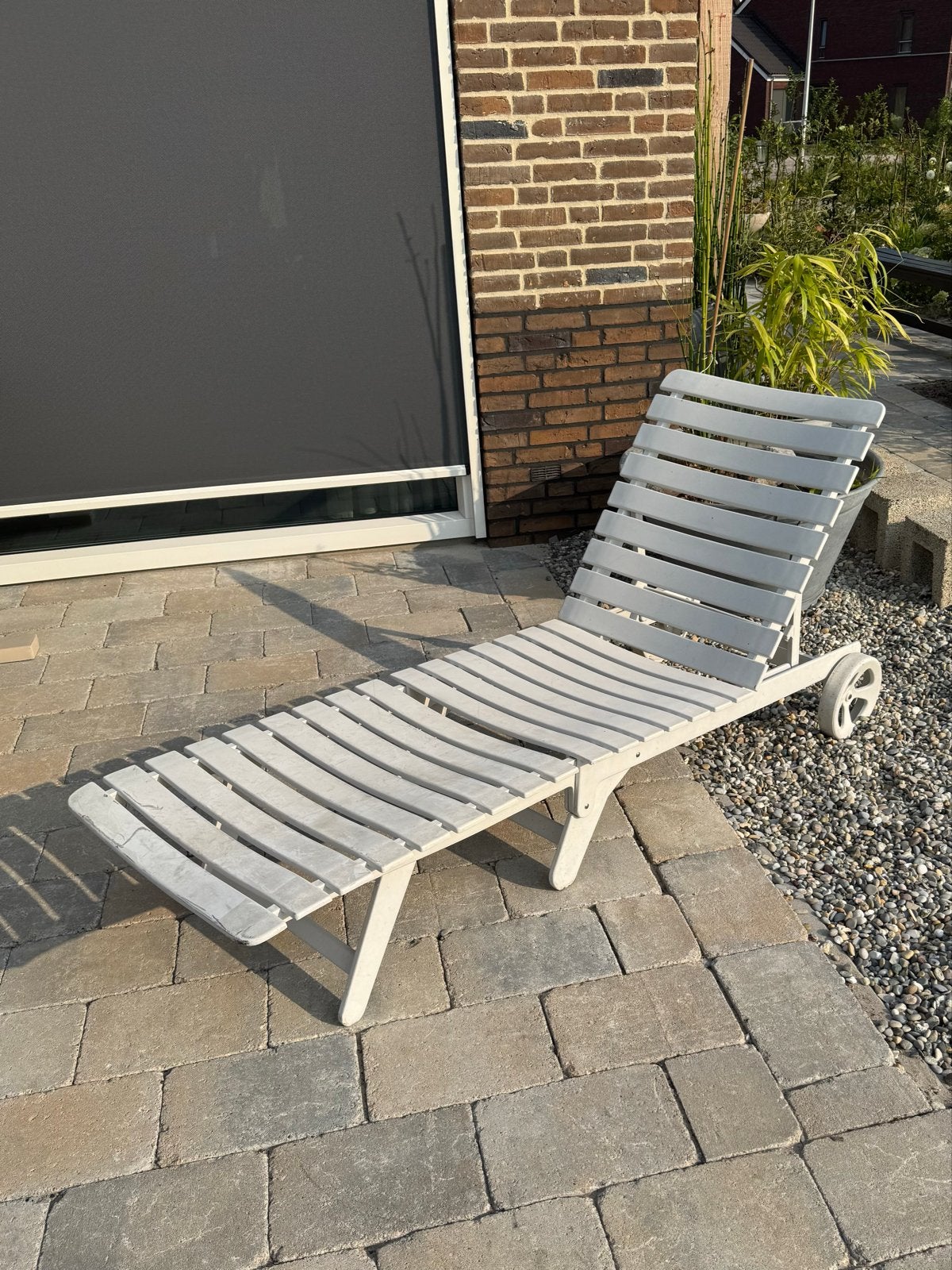 Wit  ligbed met wielen en verstelbare rugleuning, Tuin en Terras, Ligbedden, Ophalen, Gebruikt, Kunststof, Verstelbaar