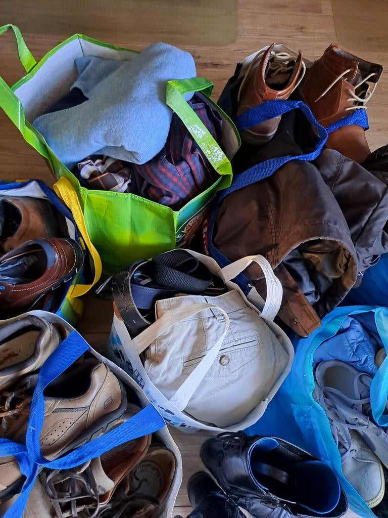 Partij herenkleding en dameskleding en schoenen, Ophalen, Gedragen