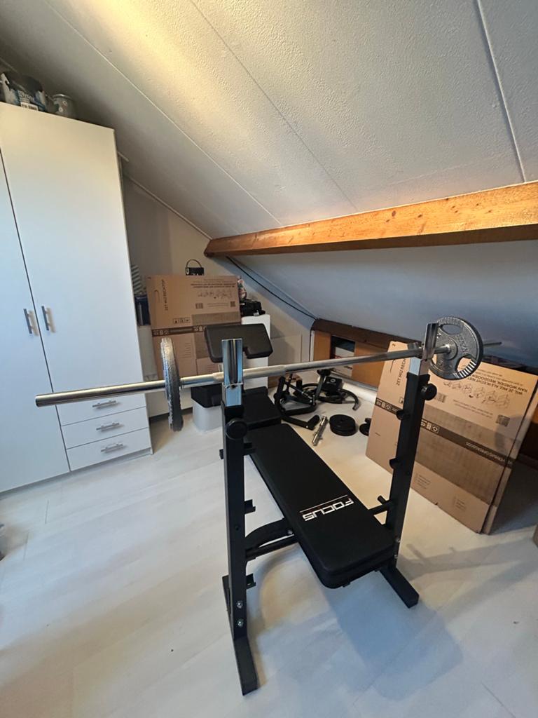 Focus Fitness fitnessbank met halterstang en 50 kg gewicht, Ophalen, Gebruikt, Armen, Fitnessbank