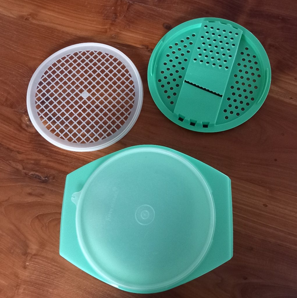 nette tupperware saladeschaal met rasp voor rauwkost, Gebruikt, Schaal, Ophalen of Verzenden, Met deksel