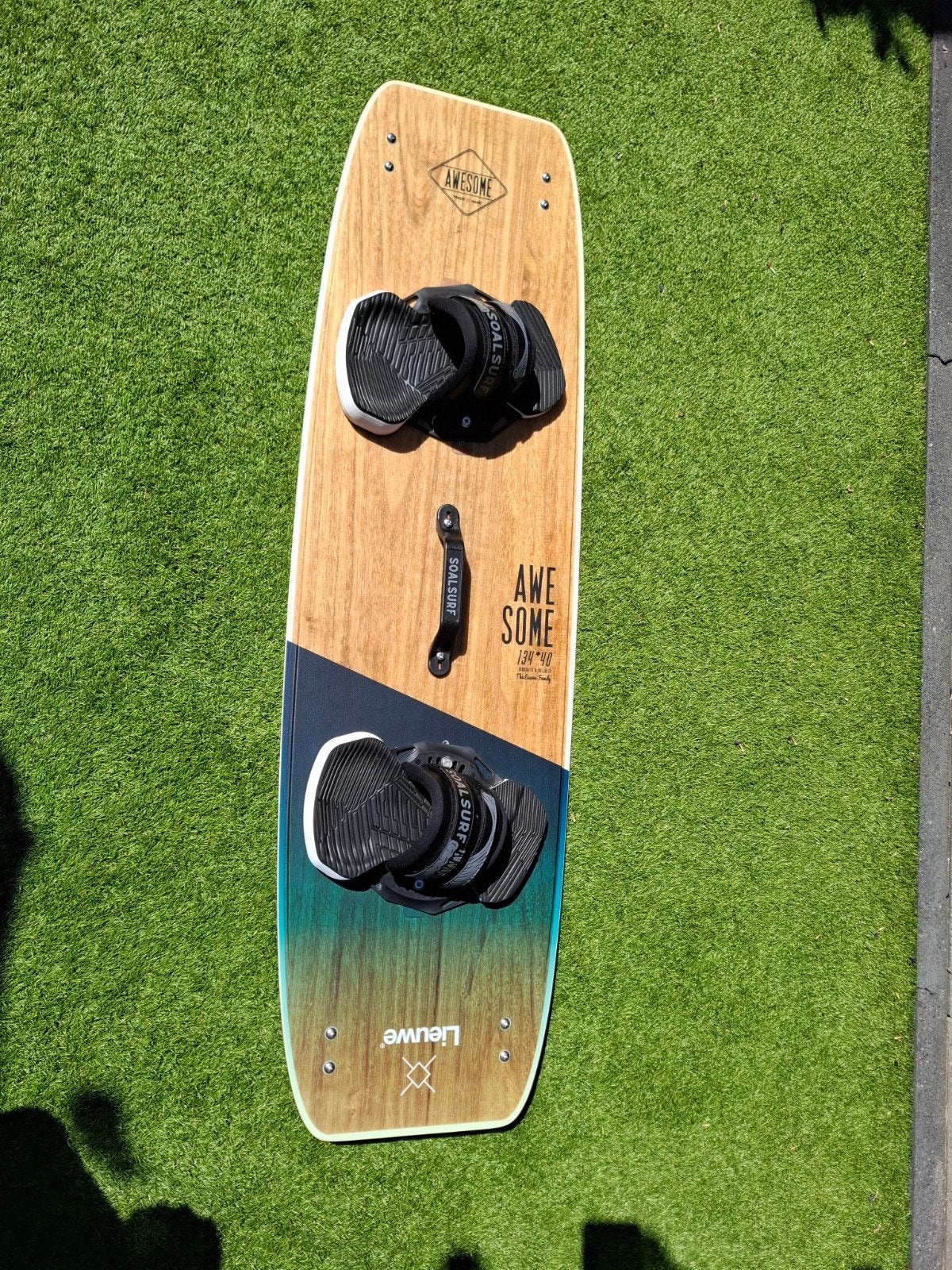 Lieuwe awesome kiteboard 134x40, Watersport en Boten, Kitesurfen, Twintip, Ophalen, Zo goed als nieuw, Kiteboard