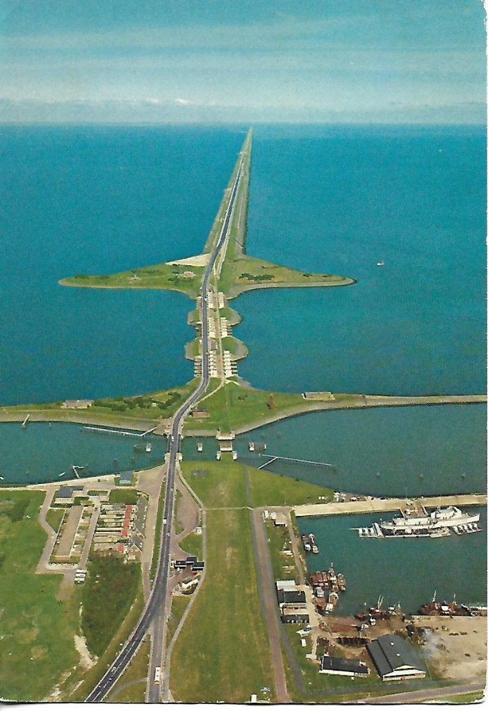 Den Oever- -Afsluitdijk., Verzamelen, Ansichtkaarten | Nederland, Verzenden, 1960 tot 1980, Gelopen, Noord-Holland
