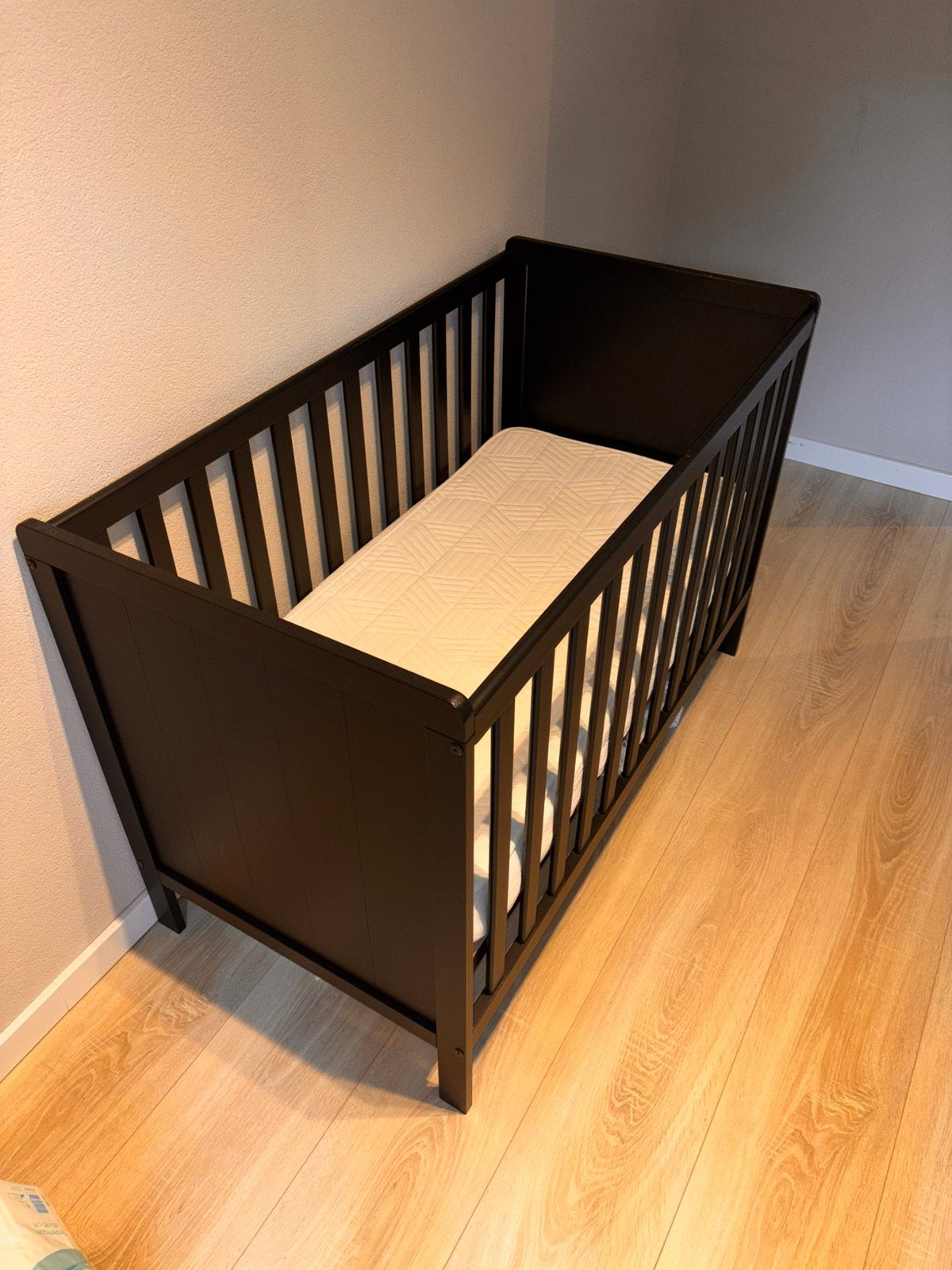 Ledikant zwart 60x120 incl matras en matrasbeschermer, Ophalen, Zo goed als nieuw