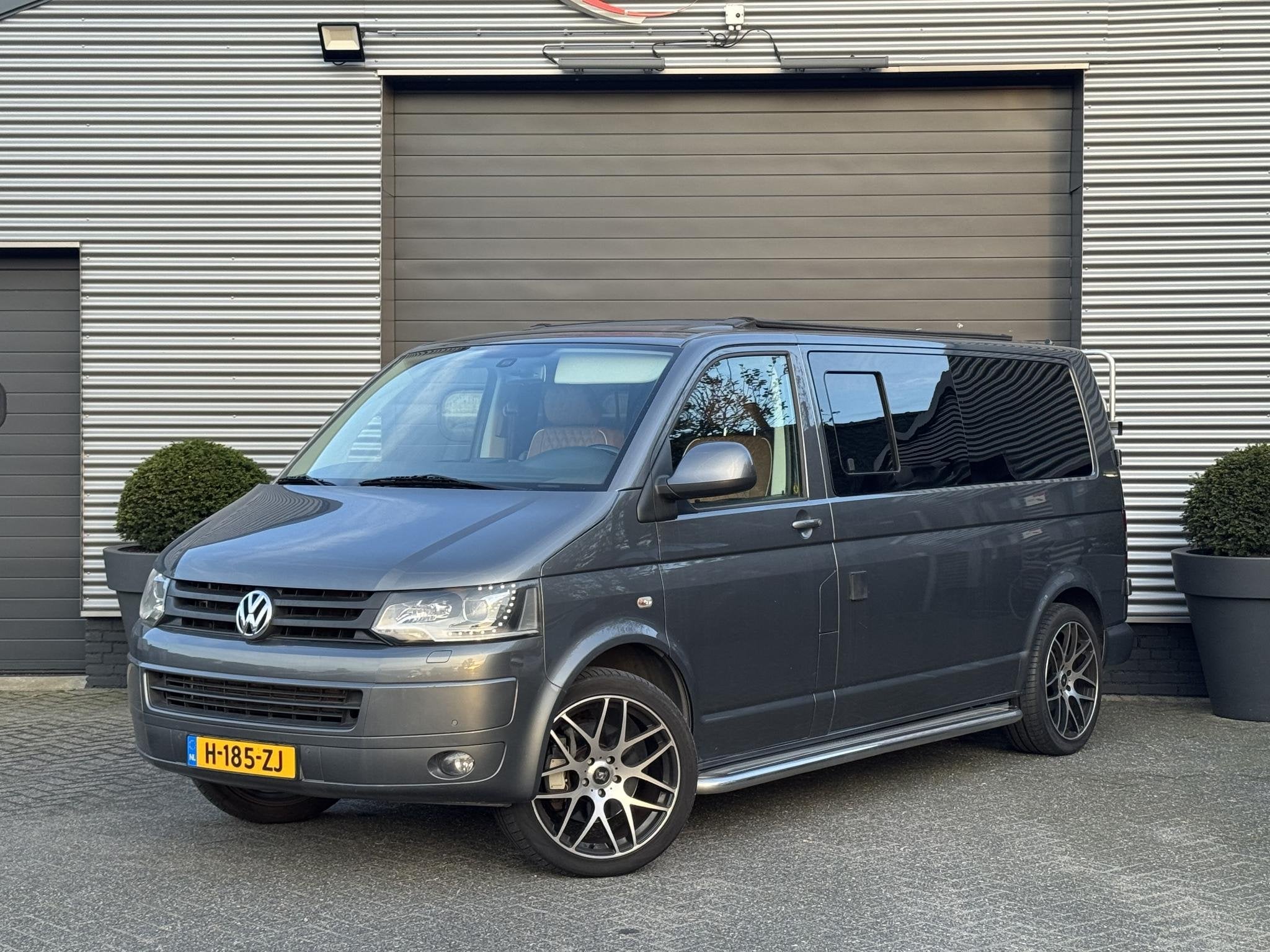 Volkswagen California 180PK | Camera | Nappa Leder | 20 Inch, Caravans en Kamperen, Campers, Automaat, Volkswagen, Fietsendrager