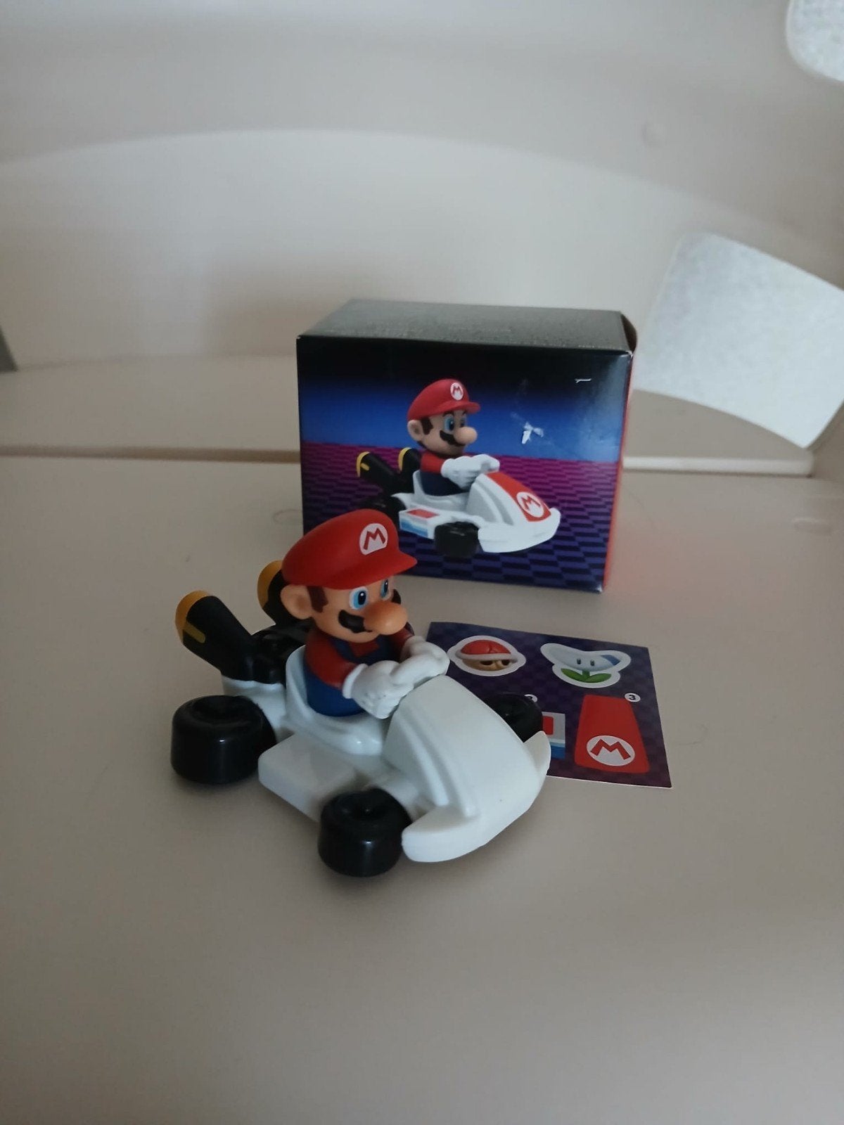 Nintendo Mario figuurtje auto met stickers., Ophalen of Verzenden, Nieuw