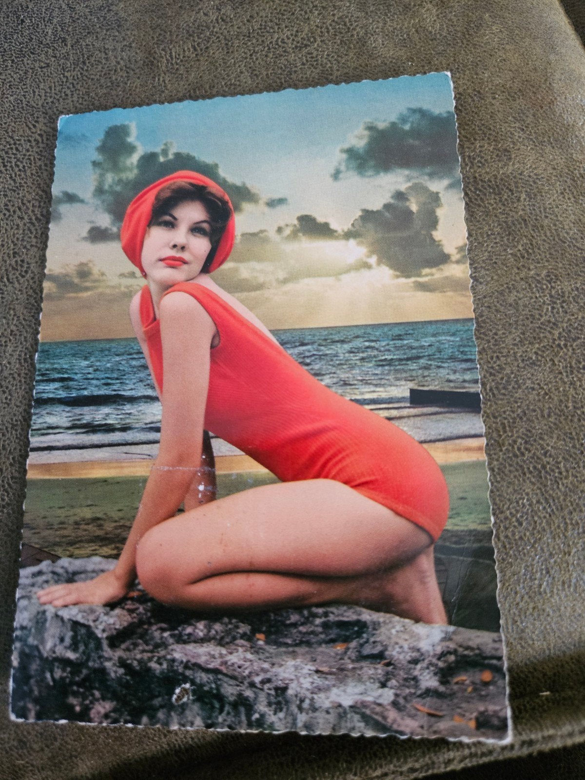 Vrouw in Rood Badpak aan Zee, Ophalen of Verzenden, 1960 tot 1980, Gelopen, Overige thema's
