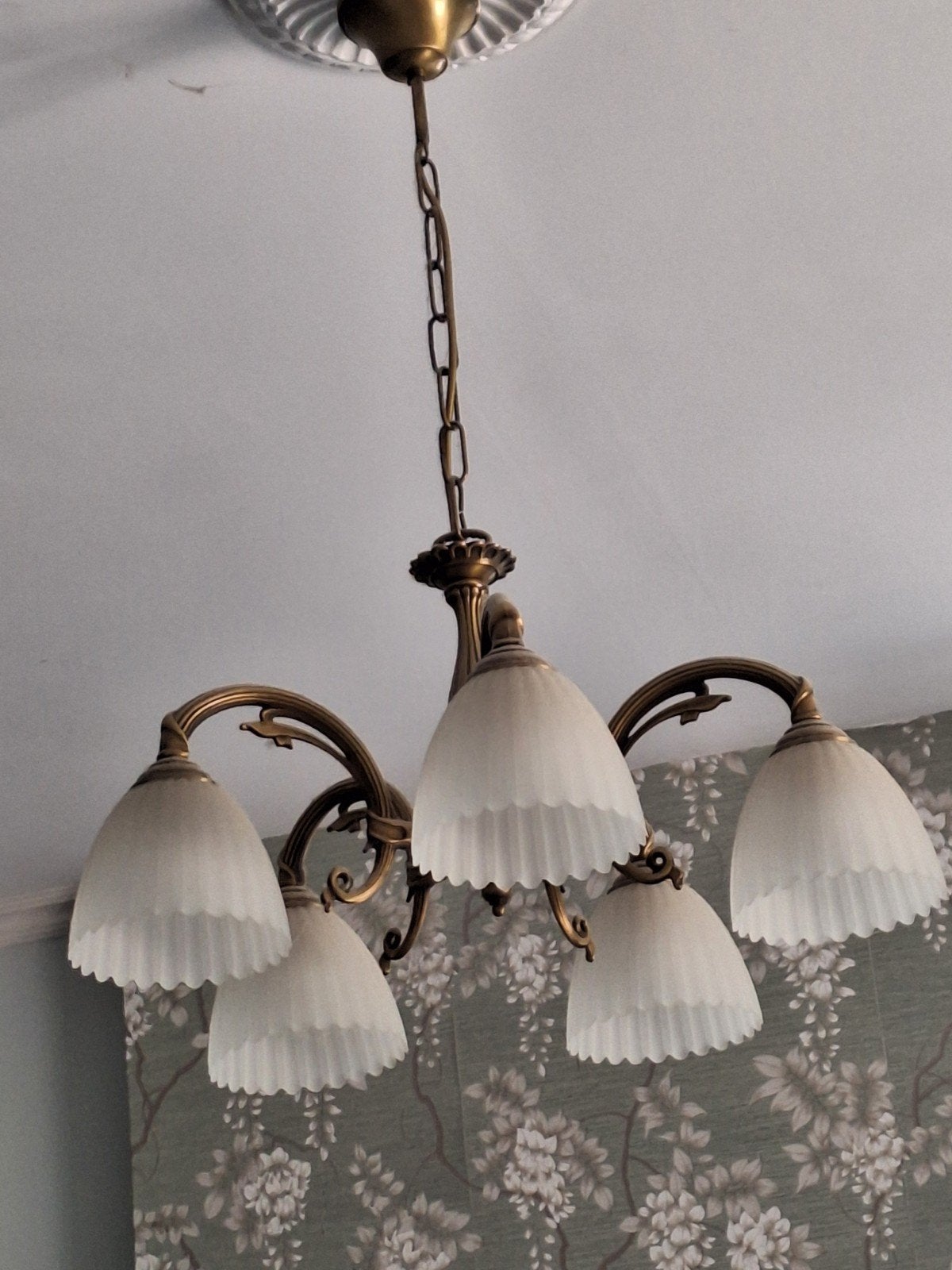 Vintage Kroonluchter met 5 Armen en Melkglas Kappen, Huis en Inrichting, Lampen | Kroonluchters, Ophalen, Gebruikt, Glas, Vintage, Klassiek