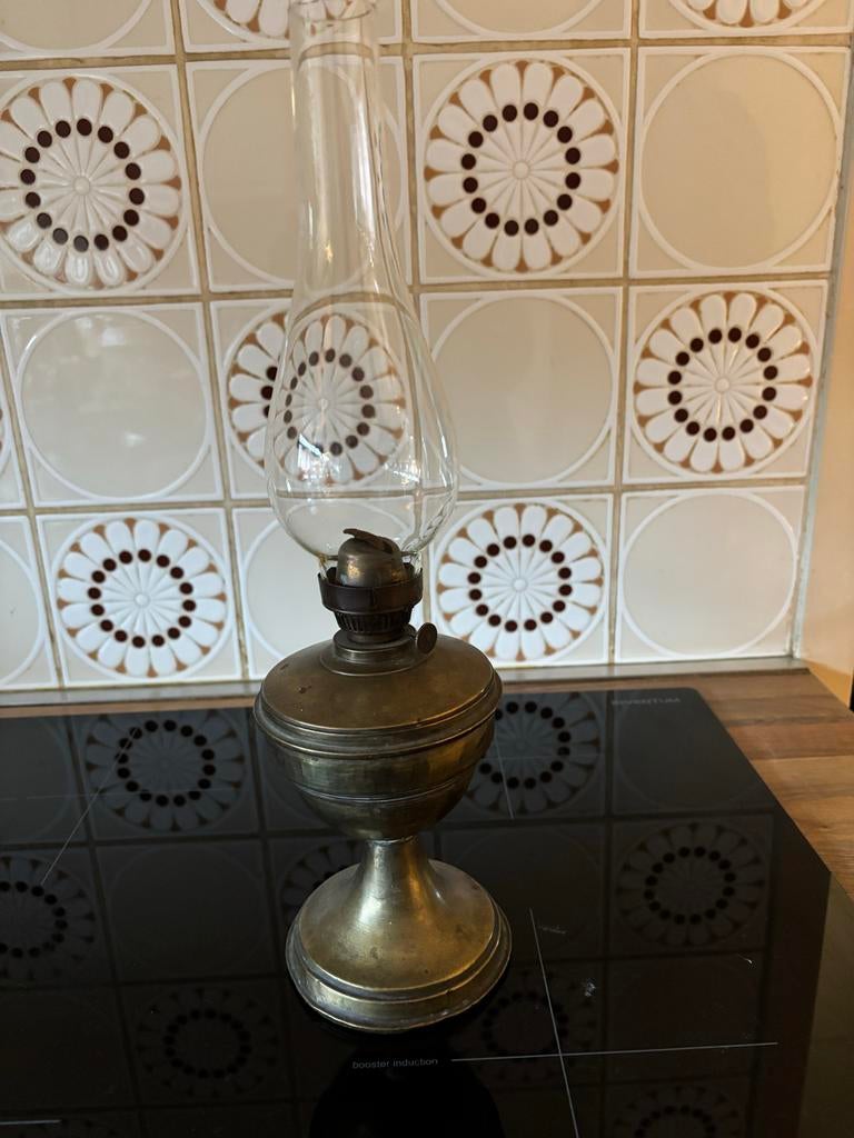 Antieke olielamp - messing met glazen kap, Ophalen