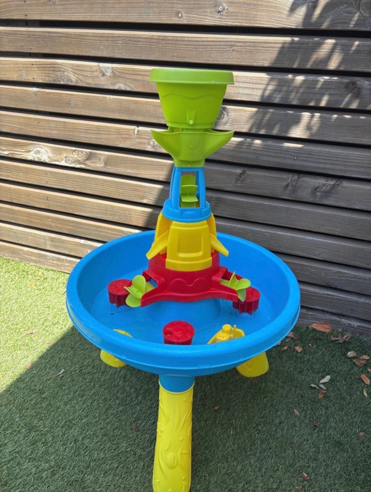 Kleurrijke Watertafel voor Urenlang Speelplezier, Ophalen, Gebruikt
