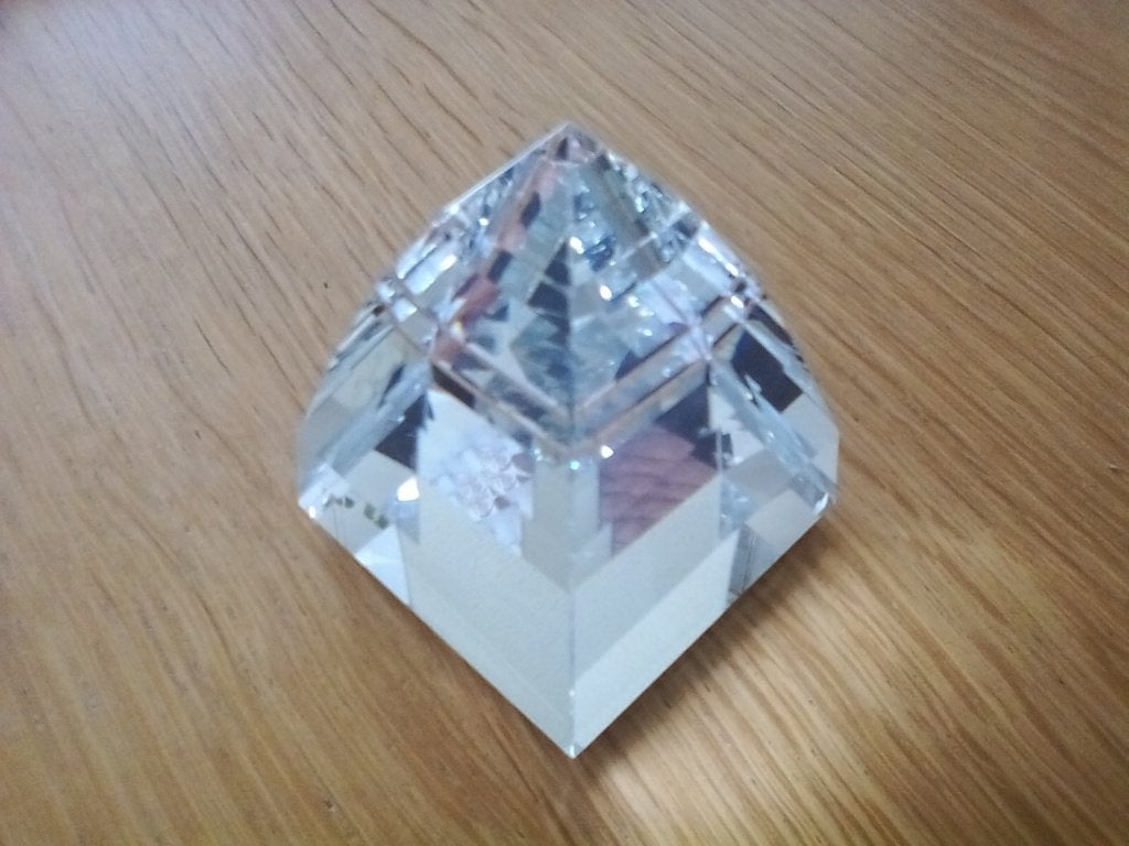 swarovski Piramide groot, hoogte 6,4 cm Presse papier, Ophalen of Verzenden, Nieuw, Huisaccessoire