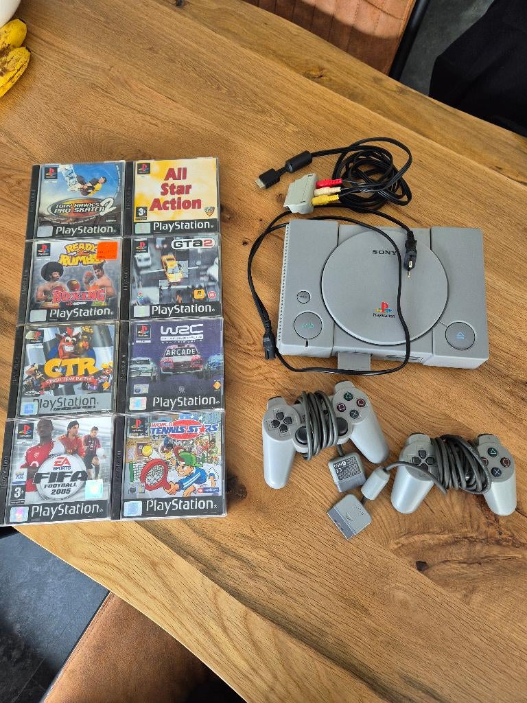 Playstation 1 + 2 controllers + 8 games, Spelcomputers en Games, Spelcomputers | Sony PlayStation 1, Ophalen of Verzenden, Zo goed als nieuw