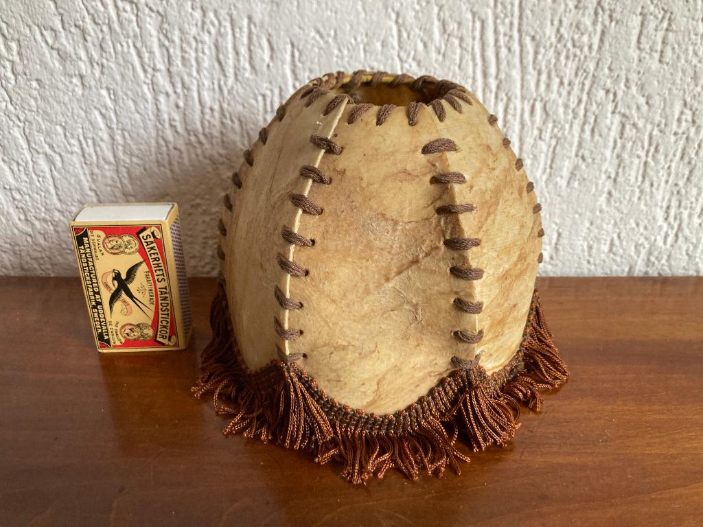 Kitsch kalfsleer varkensblaas mini lampenkapje met franjes, Rond, Ophalen of Verzenden, Zo goed als nieuw, Minder dan 25 cm