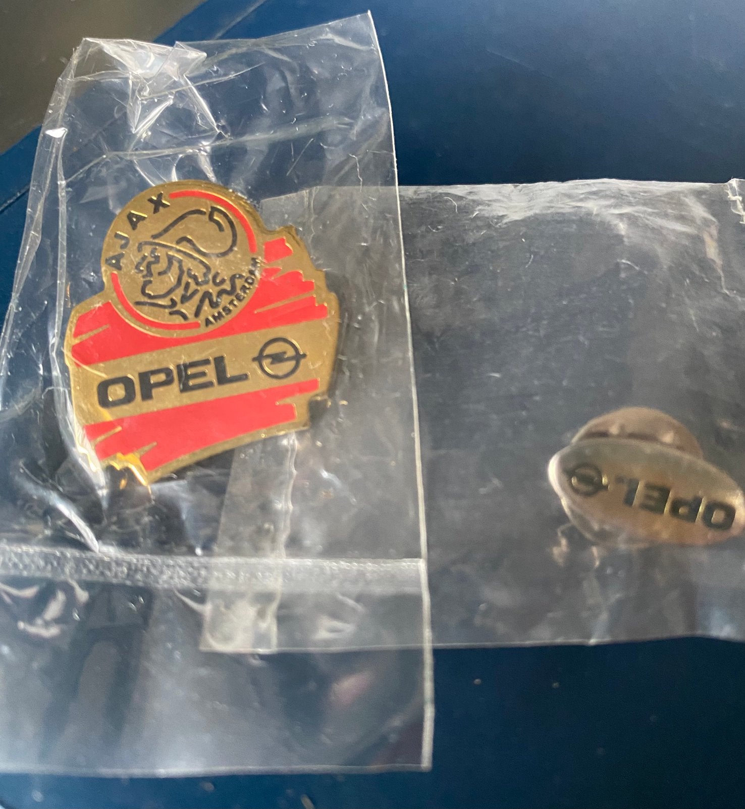 Ajax speldje met Opel-logo, Ophalen of Verzenden, Nieuw, Sport, Speldje of Pin