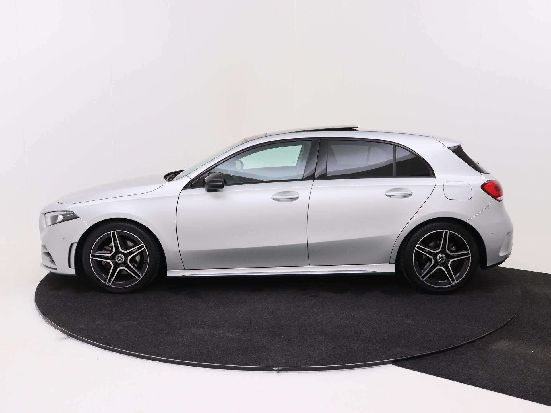 Mercedes-Benz A-klasse 180 Business Solution AMG Night Upgra, Auto's, 136 pk, Gebruikt, 4 cilinders, Leder en Stof