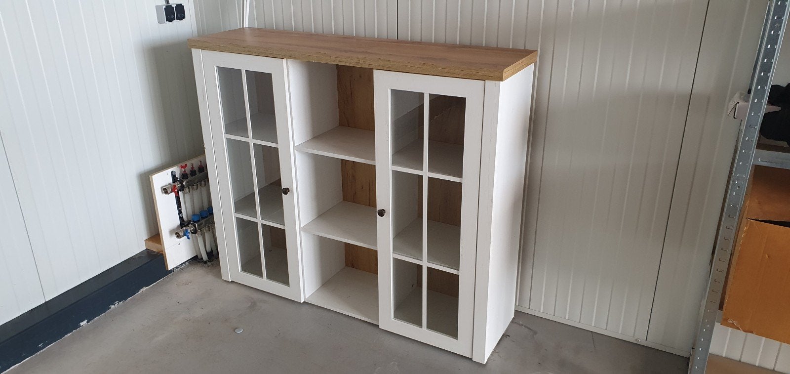 JYSK MARKSKEL Vitrinekast/Boekenkast met lichte beschadiging, Ophalen, 100 tot 150 cm, Modern, Scandinavisch, Glas
