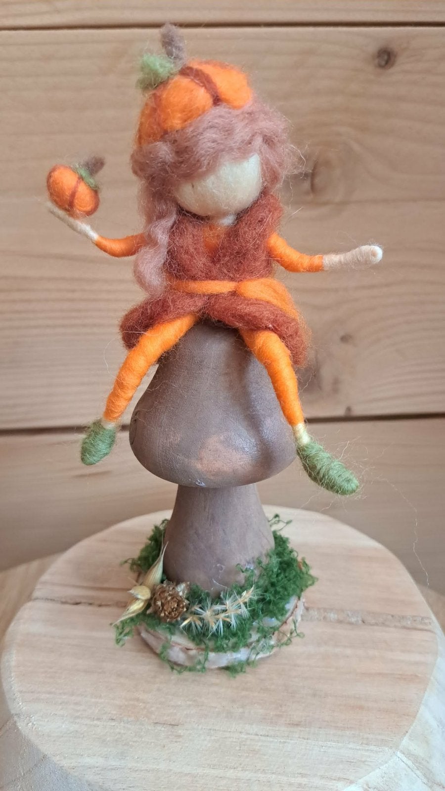 Seizoenstafel woonkamer  jaartafel pompoenmeisje naaldvilt, Hobby en Vrije tijd, Ophalen of Verzenden, Zo goed als nieuw, Figuurtje(s)