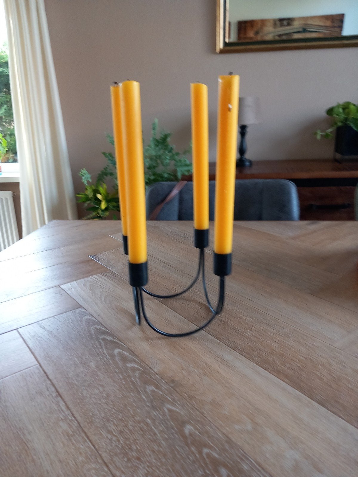 Zwarte kandelaar 11 cm hoog met gele kaarsen, Ophalen of Verzenden, Zo goed als nieuw, 11 cm, Metaal