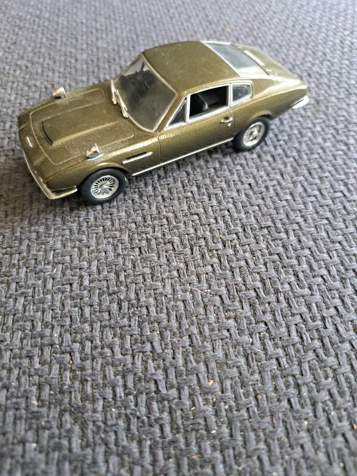 Aston Martin dbs universele hobbies, Hobby en Vrije tijd, Modelauto's | 1:43, Gebruikt, Auto, Frankrijk, Universal hobbies