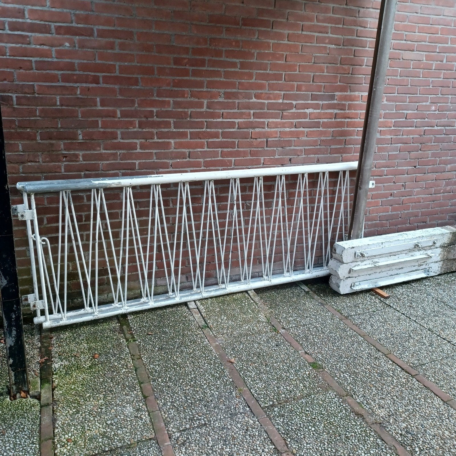 gratis gegalvaniseerd hekwerk met betonnen palen, Tuin en Terras, Ophalen, Gebruikt, IJzer, Sierhekwerk