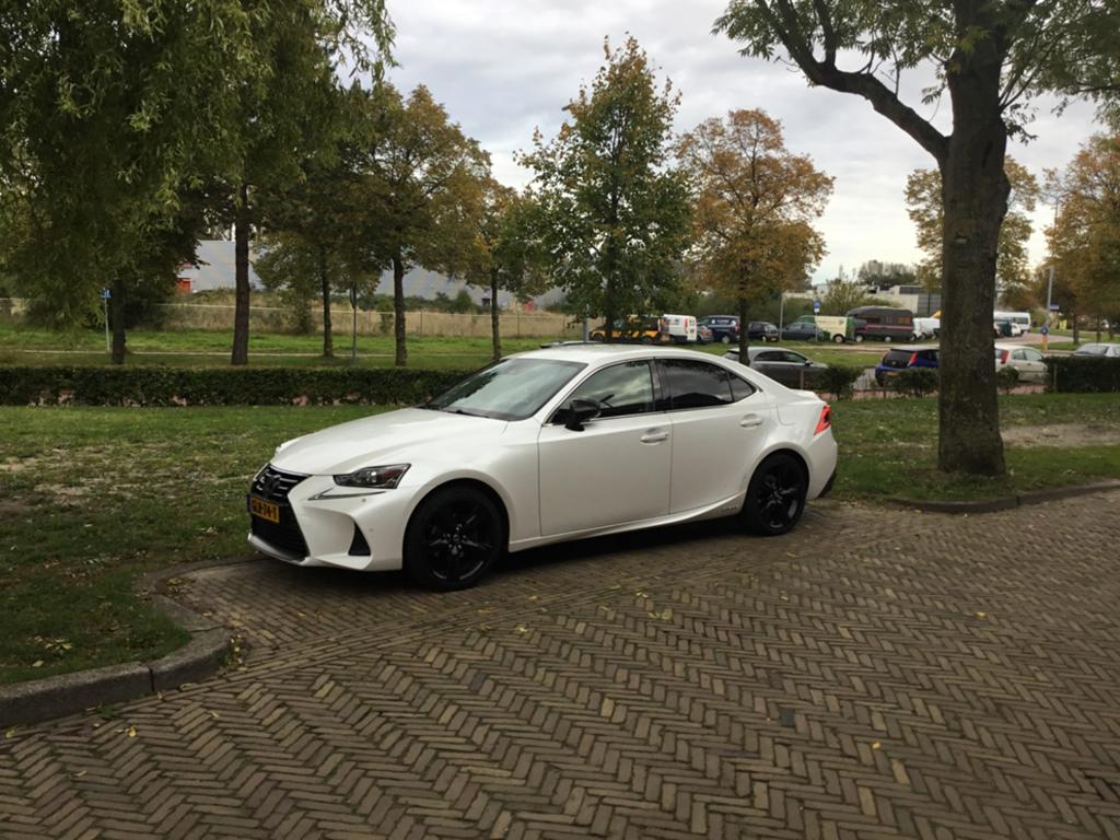 Lexus IS 300h Hybrid Sport-Line Facelift 2017 Parelmoer Wit, Auto's, Lexus, Automaat, Achterwielaandrijving, 750 kg, 181 pk
