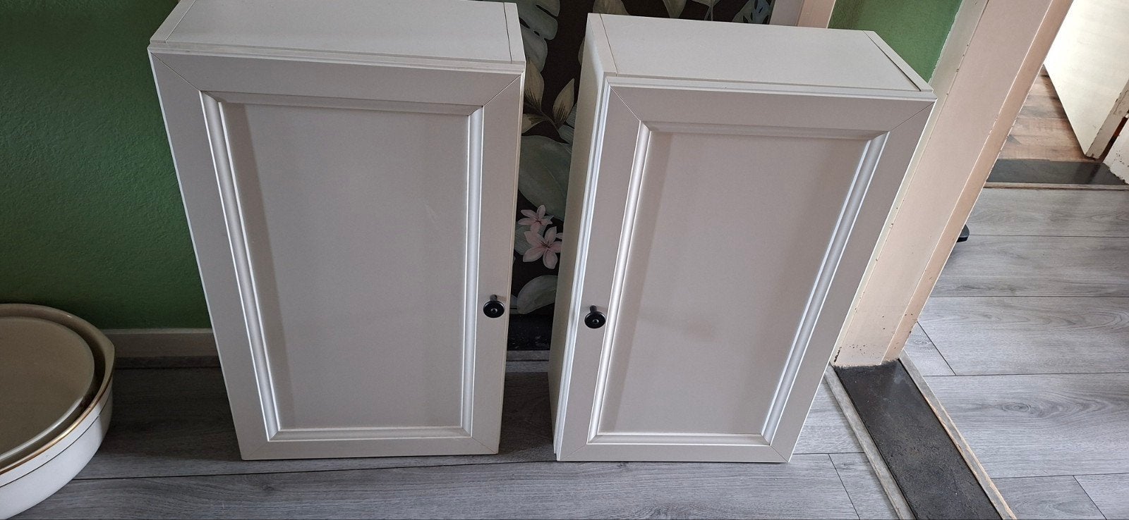 Twee witte wandkastjes met deurtjes, Ophalen, Gebruikt