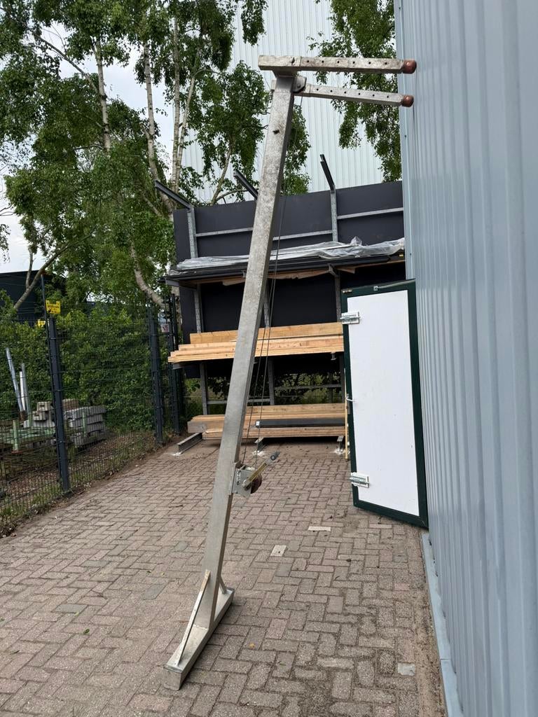 Gevelridder / compacte bouwlift met lier, Doe-het-zelf en Verbouw, Ophalen of Verzenden, Zo goed als nieuw