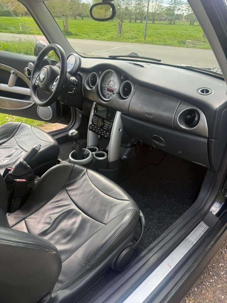 Mini Cooper S R53 Carplay/Leer/Airco/163PK, Voorwielaandrijving, Zwart, 4 cilinders, 4 stoelen