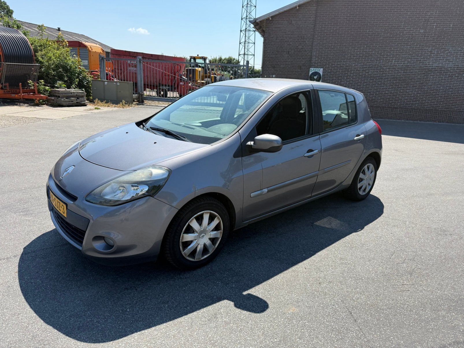 Renault Clio 1.5 DCI 65KW 5-DRS 2011 Grijs, Auto's, Voorwielaandrijving, Euro 5, 4 cilinders, Origineel Nederlands