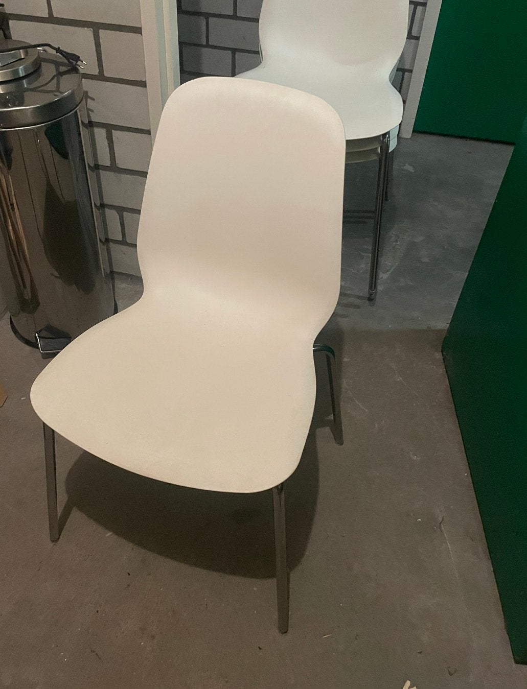 4 witte IKEA LEIFARNE stoelen met zilveren poten, Huis en Inrichting, Ophalen, Kunststof, Gebruikt, Wit