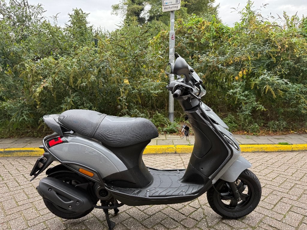 Piaggio Zip brom sp nardo grey bomvol led beugels scherm, Ophalen, Maximaal 45 km/u, Zip, Zo goed als nieuw